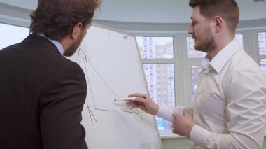 İşadamı flip grafikte çizer