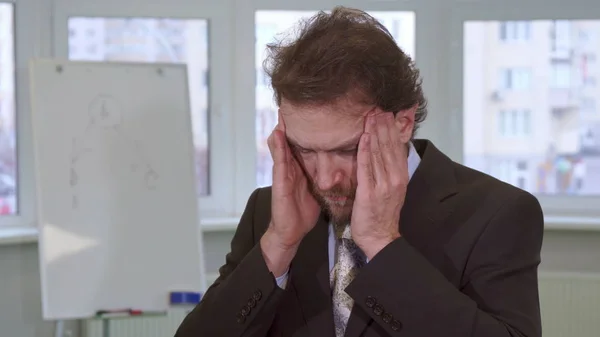 Geschäftsmann hat Kopfschmerzen im Büro — Stockfoto