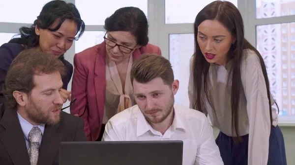 Businesswomen apuntan sus manos en la pantalla del ordenador portátil —  Fotos de Stock