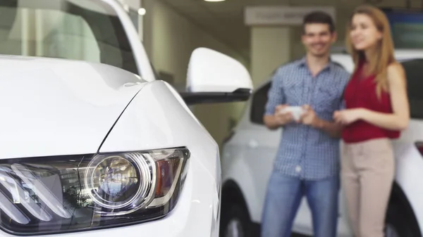 Genç çift delership saon adlı yeni bir otomobil alışveriş