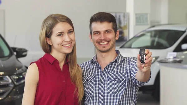 Glückliches Paar posiert mit Autoschlüsseln für sein neues Auto — Stockfoto
