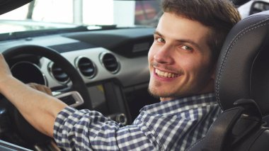 Sevinçle gülümseyen onun üstü açık arabayla oturan yakışıklı bir adam çekim kadar kapatın