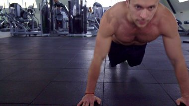 Adamın göğsüne trenler