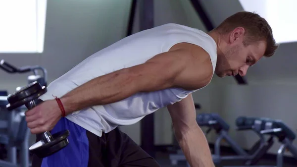 Adam onun triceps trenler