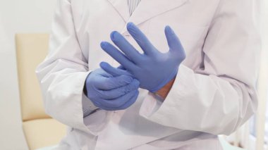 Doktor özel tek kullanımlık steril eldiven giyer