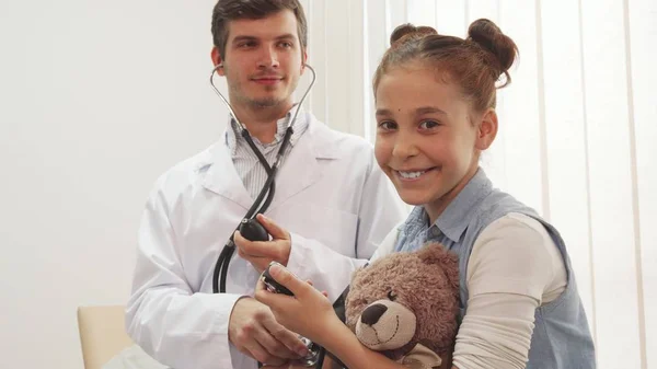 経験豊富な医師が彼女の患者の血圧を測定します。 — ストック写真