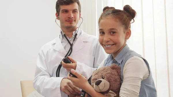 Un médico experimentado mide la presión arterial de sus pacientes —  Fotos de Stock