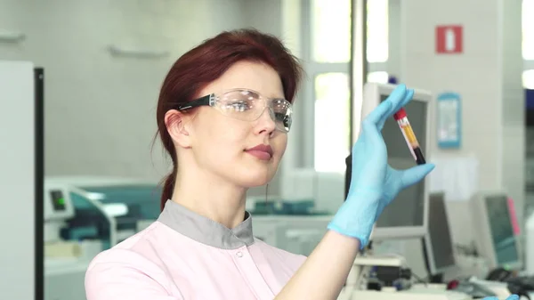 젊은 여성 생물학자 피 두 테스트 튜브 검사 — 스톡 사진