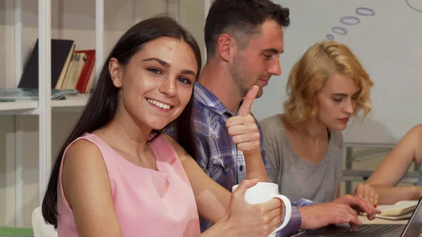 Gelukkig mooie vrouwelijke student duimen opdagen — Stockfoto