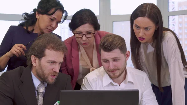 Business people looking at the laptop — Stock Photo, Image