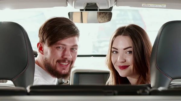 Paar wendet sein Gesicht auf den Rücksitz im Auto — Stockfoto