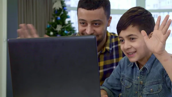 Baba ve oğul dizüstü sallayarak