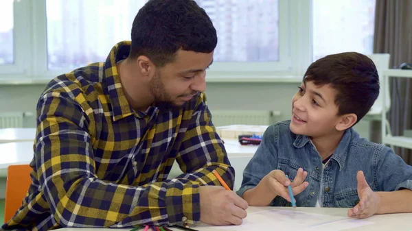 Pai e filho desenhar à mesa — Fotografia de Stock