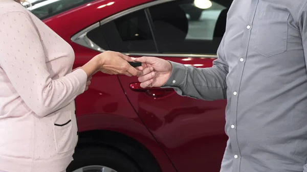 Schnappschuss einer Frau, die im Autohaus Schlüssel für ihr neues Auto erhält — Stockfoto