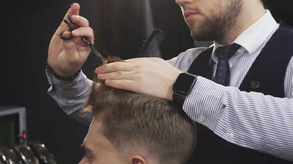 Кропд снимает профессионального парикмахера, стригущего волосы своего клиента — стоковое фото