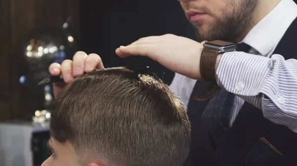 Крупный план профессионального парикмахера, распыляющего воду на волосы клиента — стоковое фото