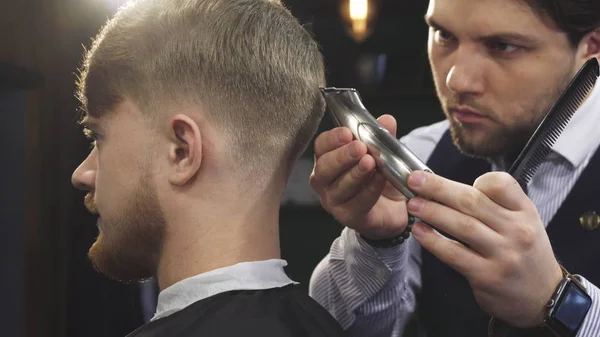 Крупным планом красивого парикмахера, стилизовавшего волосы мужчины — стоковое фото