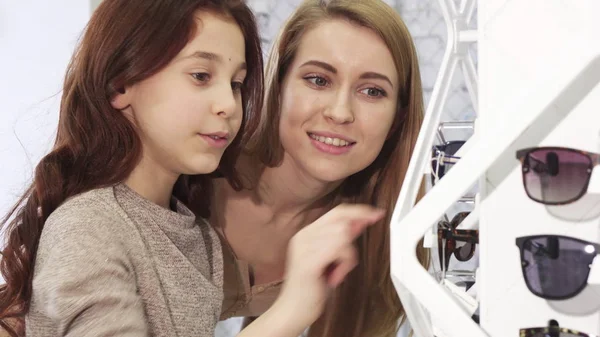 Sevimli küçük kız güneş gözlüğü ile ablası vasıl belgili tanımlık stok seçimi