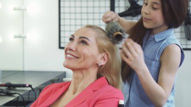 Sevimli kızı tarafından yeni bir saç modeli getting zevk güzel mutlu kadın