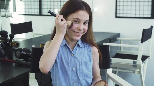 Schattig meisje plezier toepassing van make-up gelukkig lachend — Stockfoto
