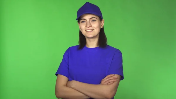 Alegre joven trabajadora de reparto sonriendo a la cámara — Foto de Stock