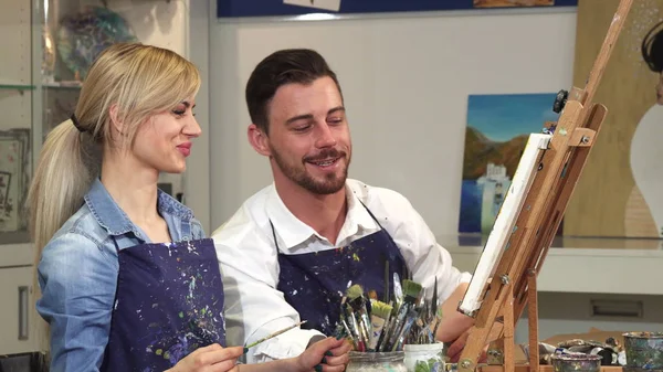 Casal feliz pintando um quadro juntos em uma data no Art Studio — Fotografia de Stock