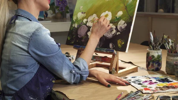 Tiro recortado de uma artista feminina sorridente desenhando flores em seu estúdio de arte — Fotografia de Stock