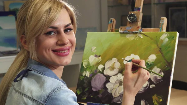 Visão traseira de perto de uma artista feminina trabalhando em sua pintura no Art Studio — Fotografia de Stock