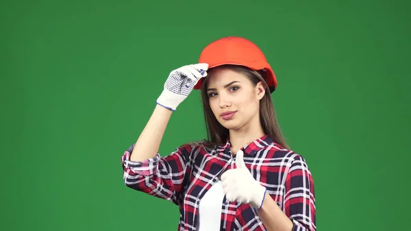 Sexy giovane donna appaltatore indossare hardhat mostrando pollici in su — Foto Stock