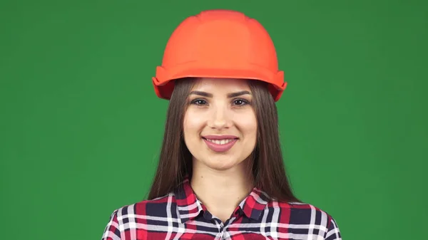 Bela construtora feminina sorrindo usando chapéu duro — Fotografia de Stock