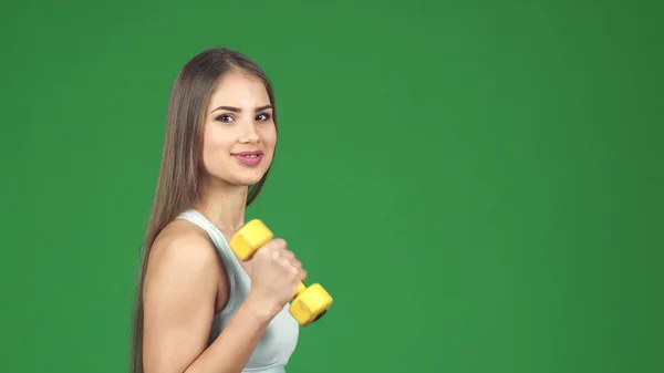 Jovem lindo feliz esportista sorrindo trabalhando com halteres — Fotografia de Stock