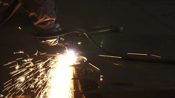 Industri arbetare i skyddande uniform skära metall manuellt — Stockfoto