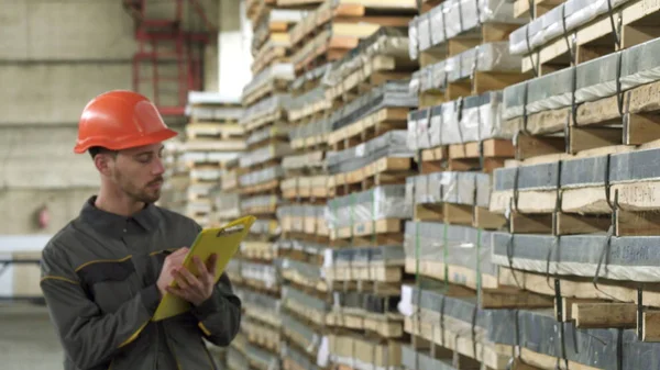 Yakışıklı erkek ambar alt yazı onun panoya yürüyüş