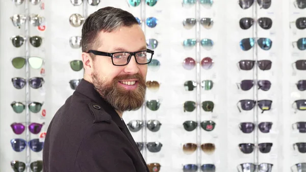 Cliente masculino maduro eligiendo gafas en la tienda de gafas —  Fotos de Stock