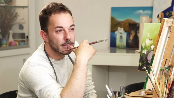 Professioneller Künstler Maler entspannt sich in seinem Atelier — Stockfoto