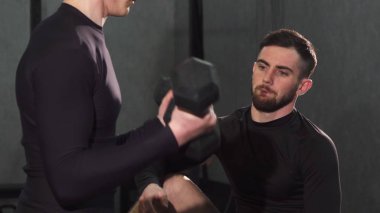 Yakışıklı erkek kişisel antrenör salonunda genç adam yardım sakallı