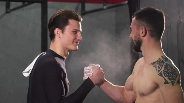 İki neşeli erkek sporcular spor yüksek çakmak