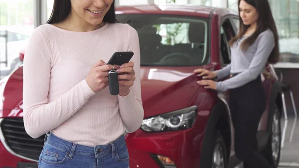 Schnappschuss einer Autofahrerin mit ihrem Smartphone — Stockfoto