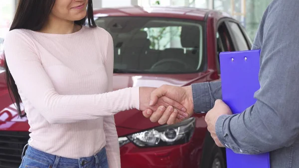 Schnappschuss einer glücklichen Frau, die Autoschlüssel entgegennimmt und dem Verkäufer die Hand schüttelt — Stockfoto