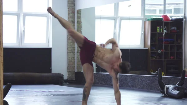 Spor salonunda eğitim, yüksek tekmeler iplik işi profesyonel mma savaşçı