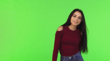 Gülümseyerek, saçları ile oynarken mutlu genç güzel kadın