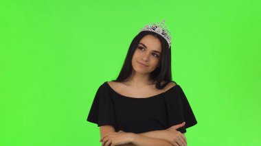 Chromakey arka plan üzerinde bir taç giyen güzel balo kraliçesi