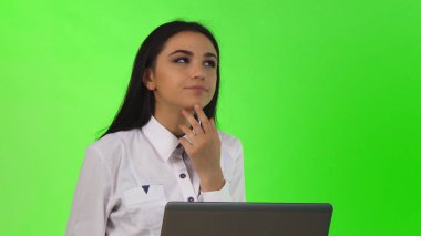 Bilgisayarda çalışırken düşünme genç iş kadını