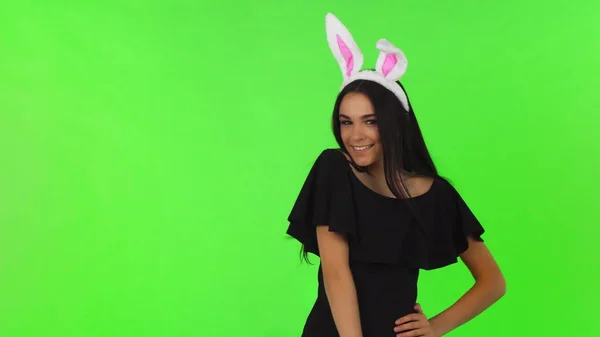 Prachtig mooie vrouw in zwarte jurk dragen bunny oren — Stockfoto