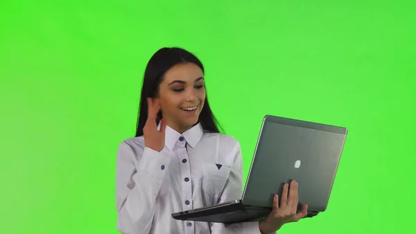 Hermosa mujer de negocios video chat en su computadora portátil — Foto de Stock