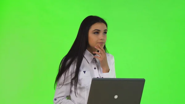 Ung affärskvinna att ha en idé, medan du arbetar på en dator — Stockfoto