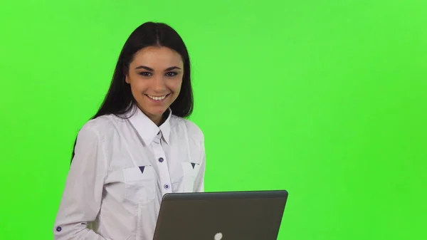 Hermosa mujer de negocios alegre trabajando en su computadora portátil —  Fotos de Stock