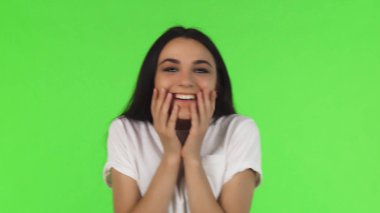 Şaşırdım ve yeşil zemin üzerine heyecan arayan güzel kadın