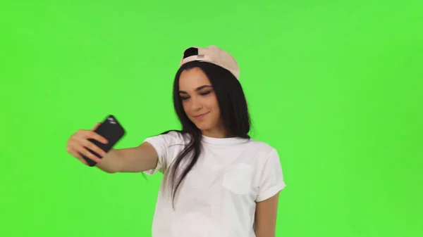 Mulher bonita tirando selfies no fundo do chromakey — Fotografia de Stock