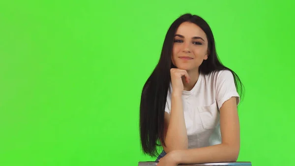 Impressionante bela jovem mulher sorrindo para a câmera — Fotografia de Stock